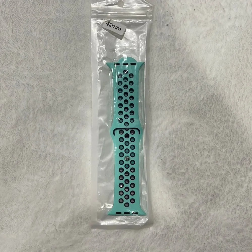 NWOT Apple Watch sports band (42/44)